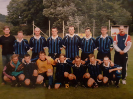 Obory - 2004 .....Nahoře : R.Rozvoral, Z.Dohnal, L.Strnad, B.Guzov, S.Tichý, M.Čejda, M.Dolenský, V.Brejška Dole : J.Ballon, M.Pinkas, Viktor, M.Ballon, D.Krůta, R.Beňo, L.Mašek.